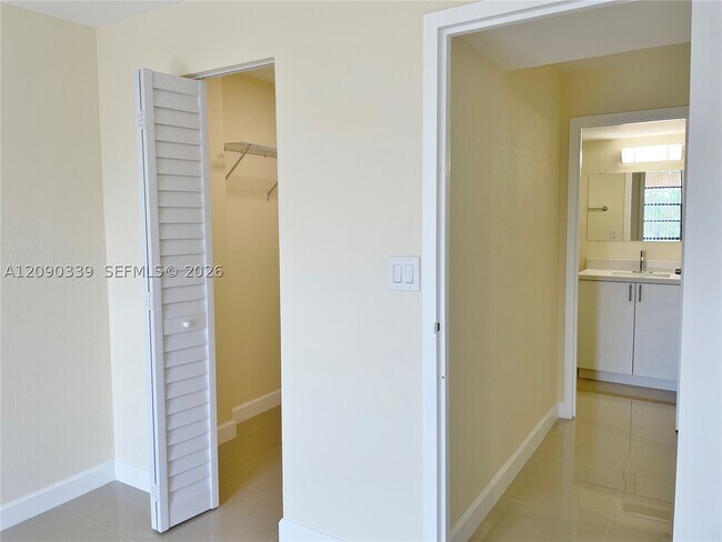 Foto del edificio - 16950 W Dixie Hwy