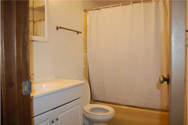 Building Photo - 230 Hallock Ave