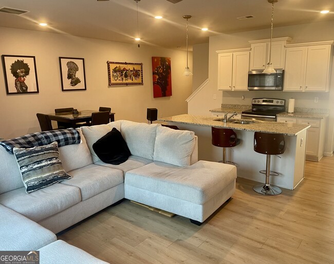 Foto del edificio - 7540 Knoll Hollow Rd