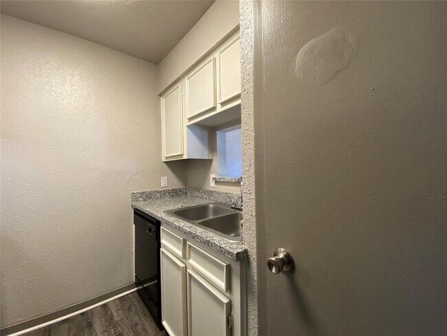 Building Photo - 1200 S Loop 336 W