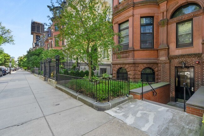 Building Photo - 128 Commonwealth Ave