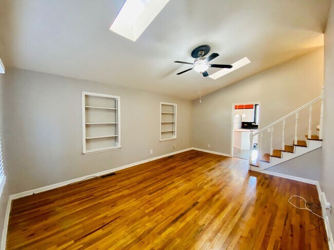 Foto del edificio - {11821} Desirable Shawnee Village Location + Hardwood Floors + Fenced Yard