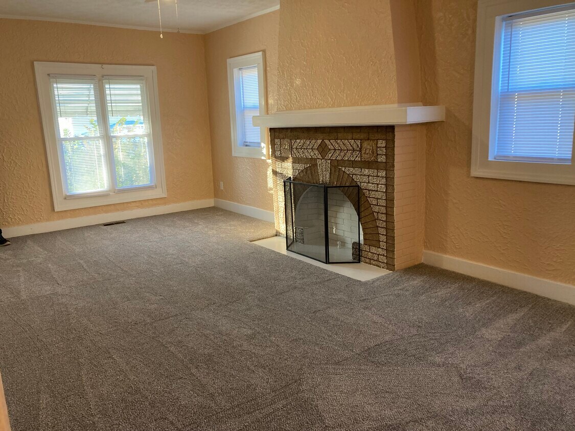 Living Room - 1824 Elsmere Ave