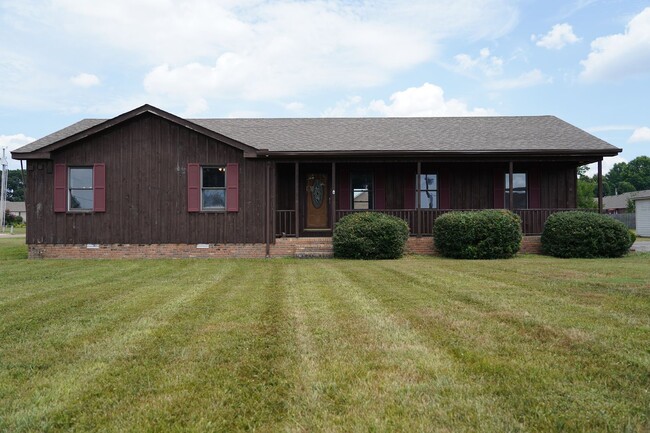 Building Photo - 4 bed, 3 bath Home off Hyndsver Road!