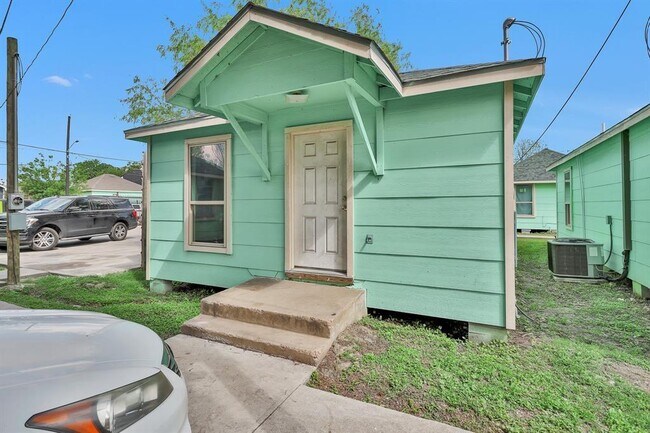 Building Photo - 1210 Bayou St