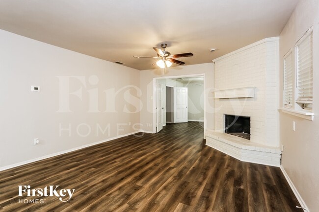 Building Photo - 5614 Sarasota Dr