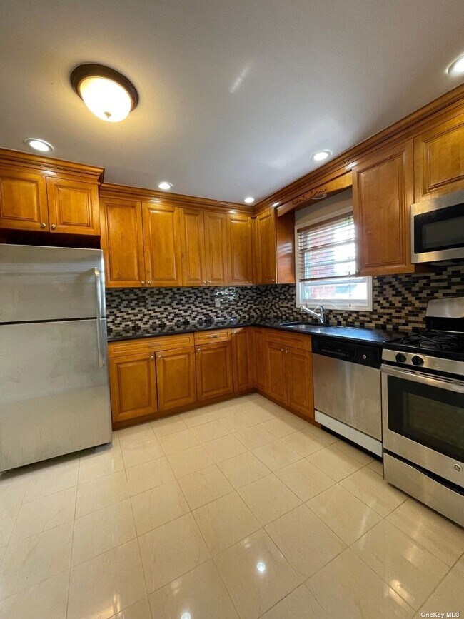 Foto del edificio - 107 Searingtown Rd