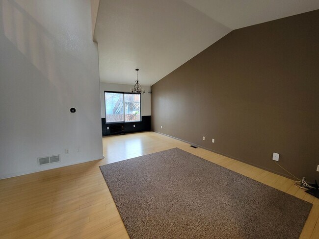 Foto del edificio - Very Well maintained 3 story Home in Longmont with plenty of space in Nelson Park!