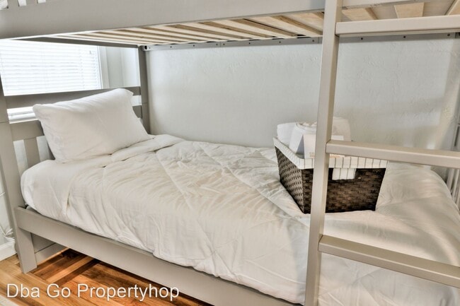 Building Photo - 3 br, 2 bath House - 524 Irving Ave
