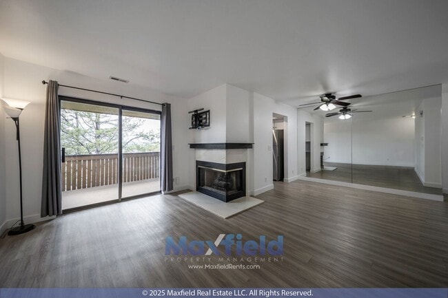 Building Photo - TOP LEVEL CONDO - 2BD 2 BA - NEW PAINT!
