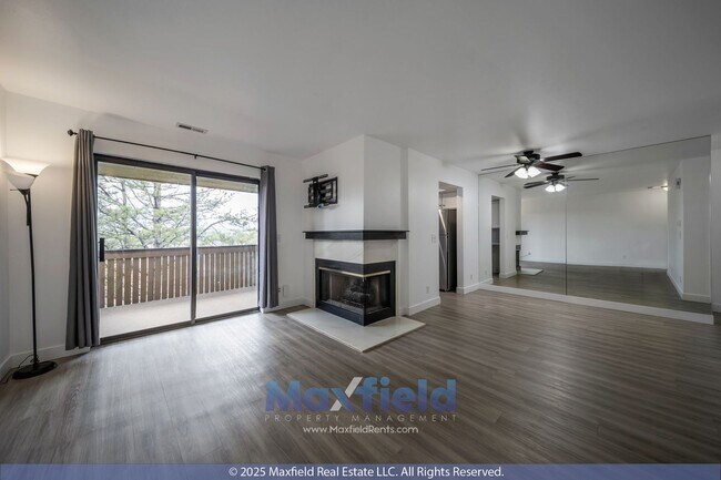 Foto del edificio - TOP LEVEL CONDO - 2BD 2 BA - NEW PAINT!