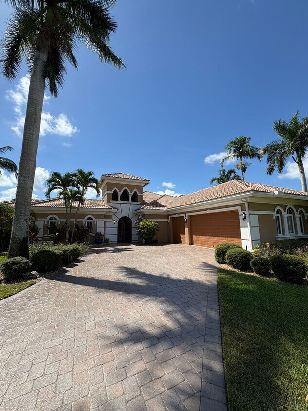 Foto principal - Spacious 3/3.5 3 car garage home in Palm City