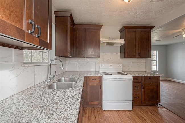 Building Photo - 4006 Sunflower St