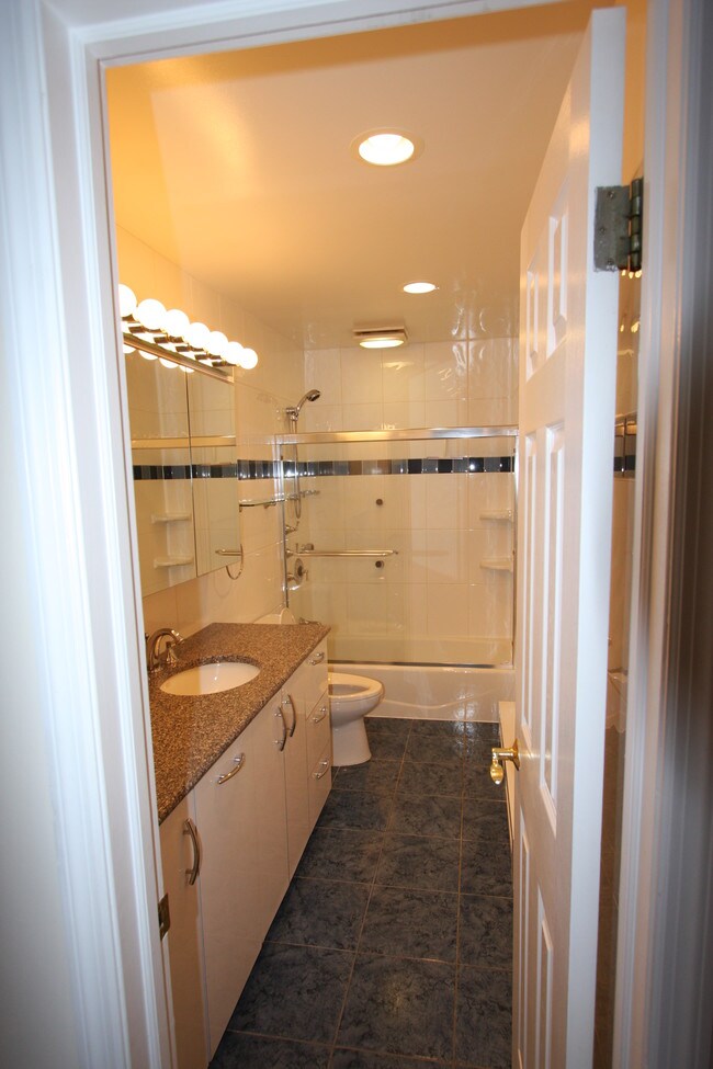 Foto del edificio - 1878 Wilson Ave