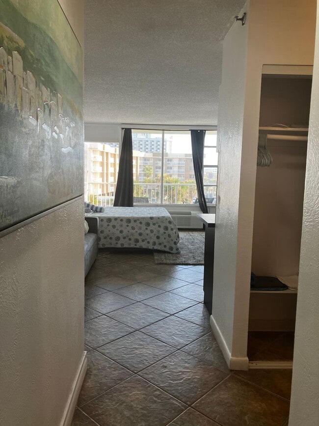 Building Photo - Furnished Beachside Studio Apartment