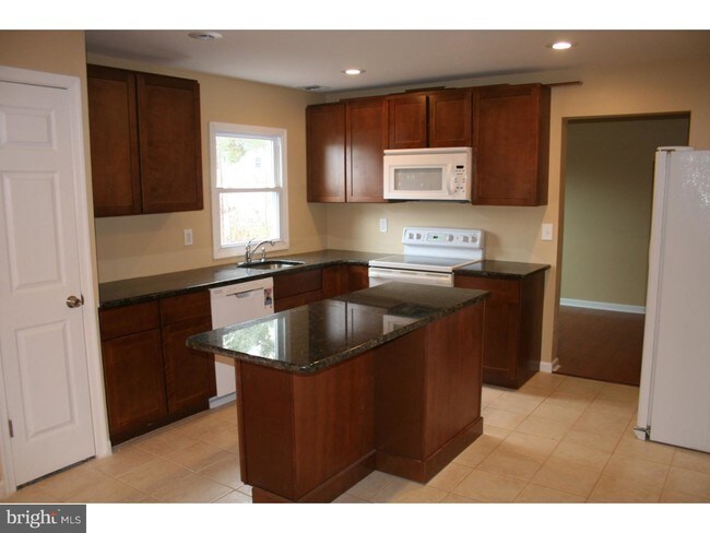 Building Photo - 2608 Dumont Ave