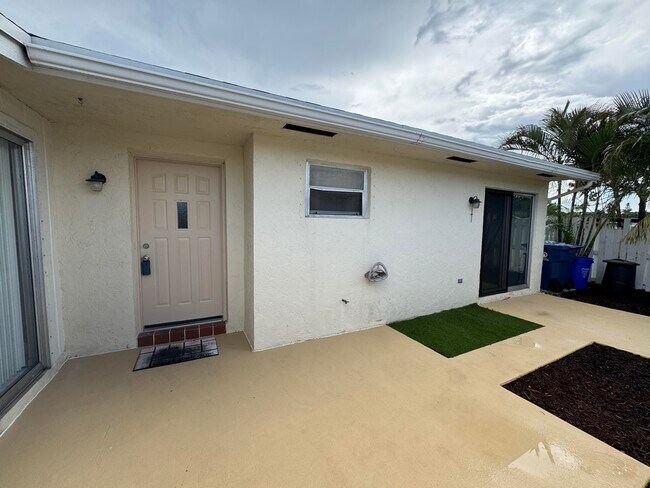 Building Photo - 1324 Arapaho St