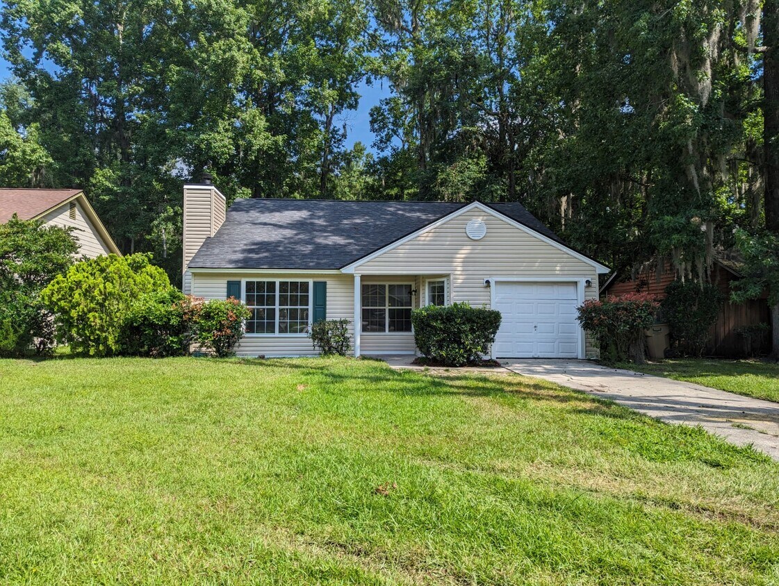 Front of home - 110 W White Hawthorne Dr