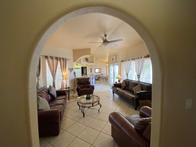 sala de estar desde el pasillo - 3640 Vega Dr