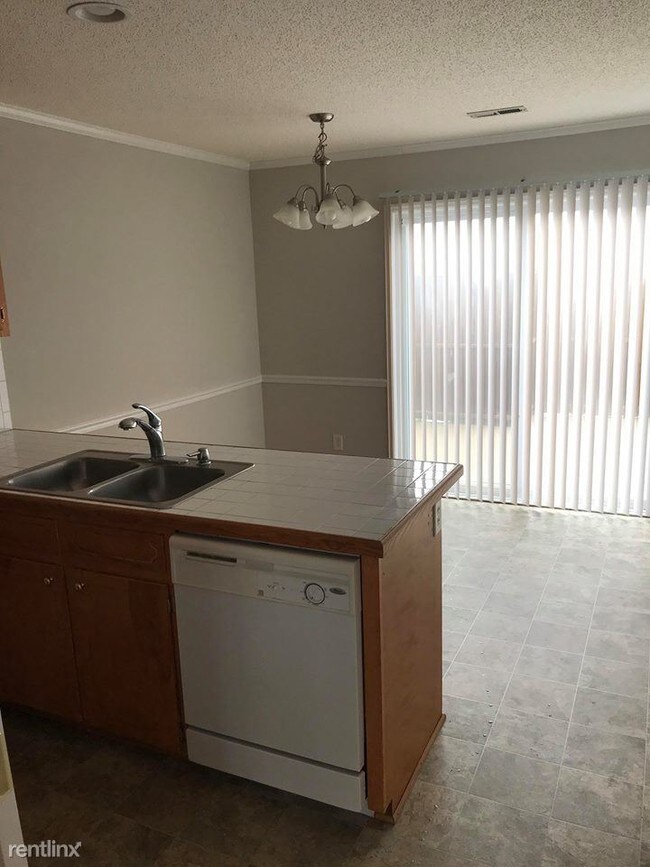 Building Photo - 2 br, 1.5 bath  - Cobblestone Townhouses