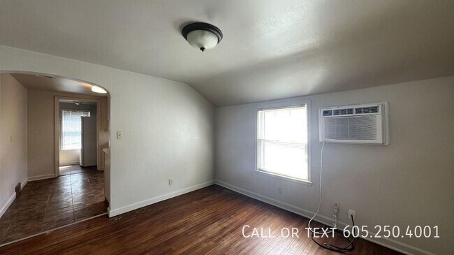 Building Photo - Unique Upper Level Duplex in Central Sioux...