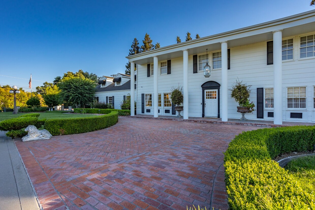 Foto principal - Stately and Iconic Modesto Colonial for Lease