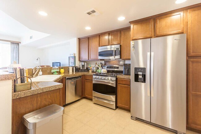 Building Photo - 970 Tarragon Ln