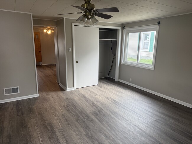 Segundo dormitorio contiguo al trastero trasero. - 820 E Washington St
