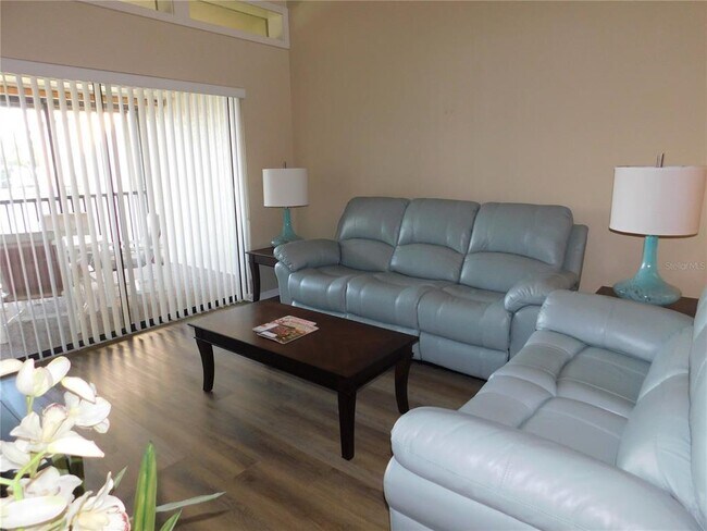 Foto del edificio - 250 Woodlake Wynde