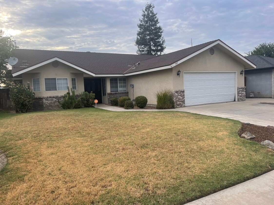 Primary Photo - Spacious Home in Porterville