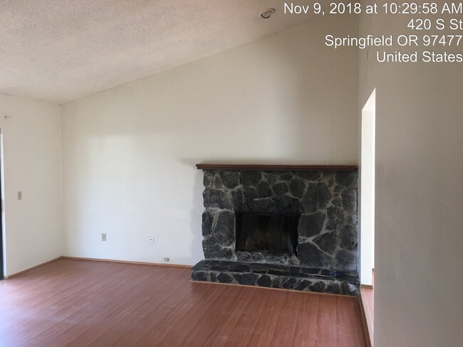 Building Photo - 3BR/2BA House/2-Car Garage in Springfield