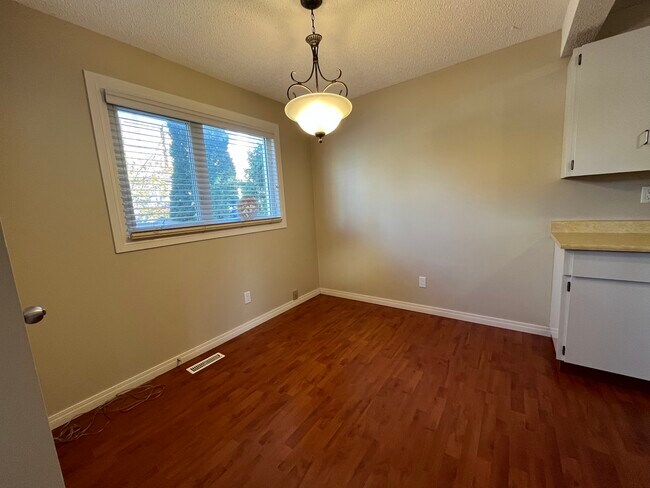 Photo du bâtiment - 11111-11126 26 Ave NW