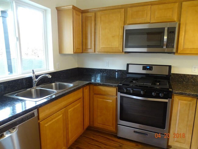 Foto del edificio - 3 br, 2.5 bath Apartment - 1011 Coburg Road