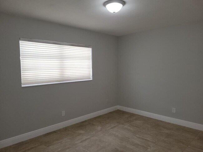 Foto del edificio - 651 NE 46th Ct