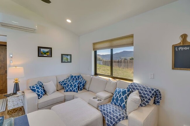 Foto del edificio - 1026 Farmhouse Ln