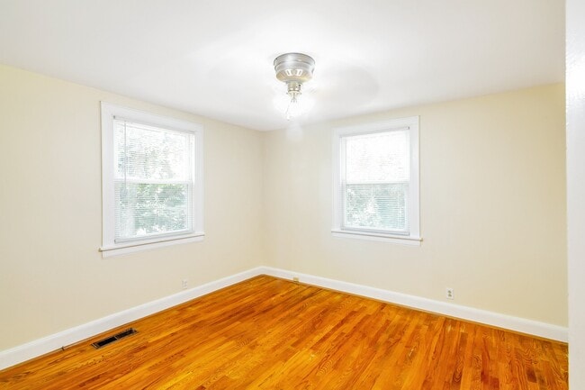 Foto del edificio - 2401 Vaulx Ln