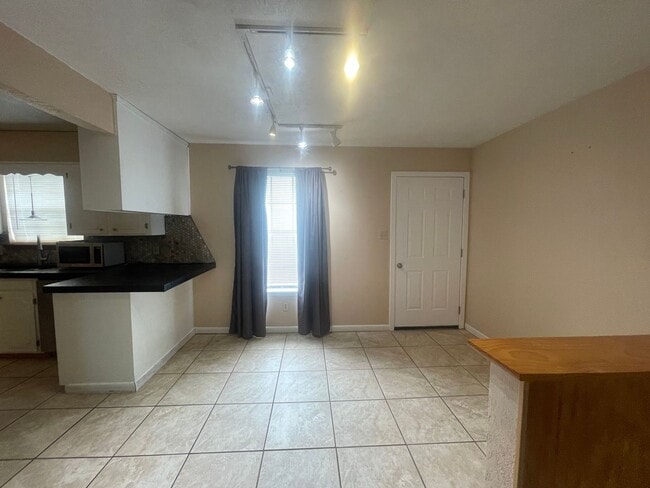 Building Photo - Townhouse Located In Carriage Square