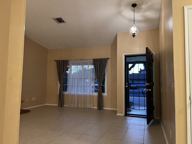Foto del edificio - 14146 Appleblossom Ln