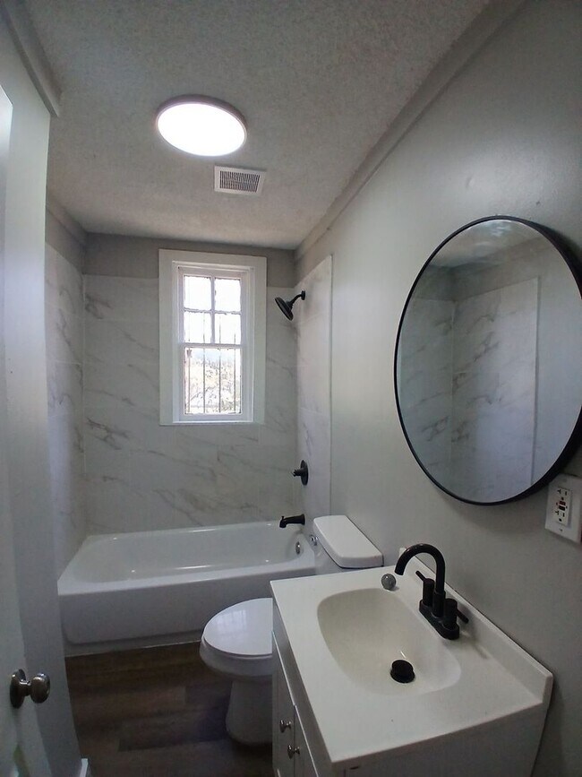 Foto del edificio - Newly Remodeled 2 Bdrm, 1 Bath