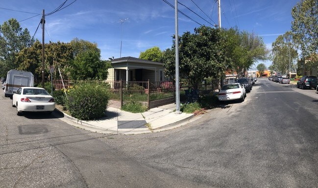 Building Photo - Charming home with private gate