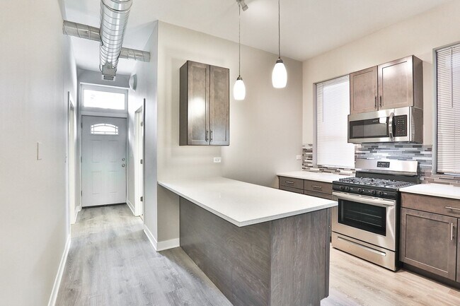 Foto del edificio - HUGE Condo Quality 4bed/2bath in Hot Wicker Park! Central Air! In-Unit Laundry! Deck! FREE Internet!