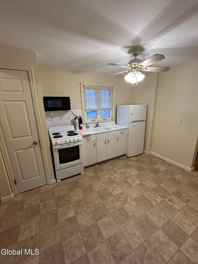 Foto del edificio - 6 Davis Ave