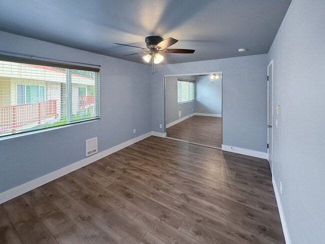 Building Photo - Beautiful and Bright View Ridge Condo