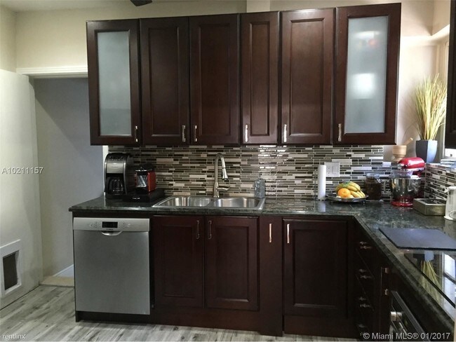 Foto del edificio - 150 NW 94th St