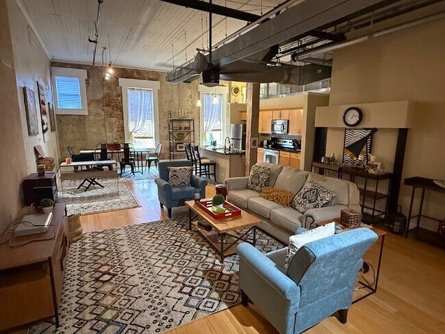 Foto del edificio - Charming Furnished Condo in the Heart of Downtown Mobile  Enjoy city living in this beautifully f...