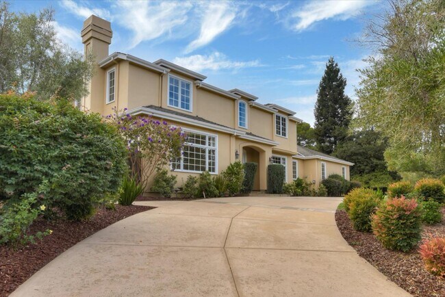 Building Photo - 885 Hillcrest Dr