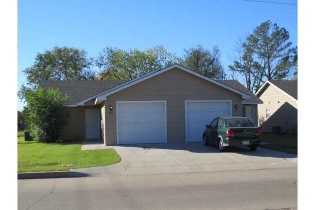 Foto principal - 2801-2841 W 9th St N