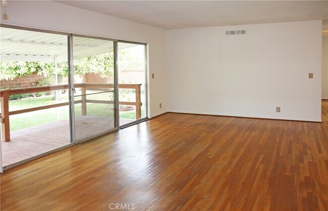 Foto del edificio - 8625 Crescent Ave