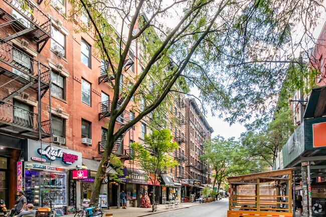 Building Photo - 106 Macdougal St