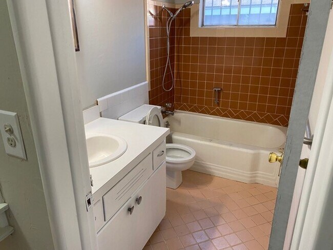 Building Photo - 3 br, 1 bath House - 1309 NE 33rd
